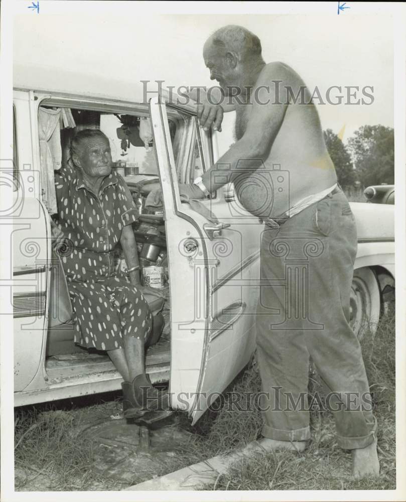 1965 Press Photo Acie L. McLeod &amp; Wife Nettie Mae McLeod of Houston, Live in Car- Historic Images