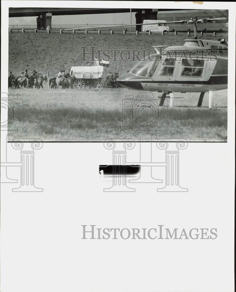 1977 Press Photo Trail Riders &amp; Helicopter - hpa89463- Historic Images