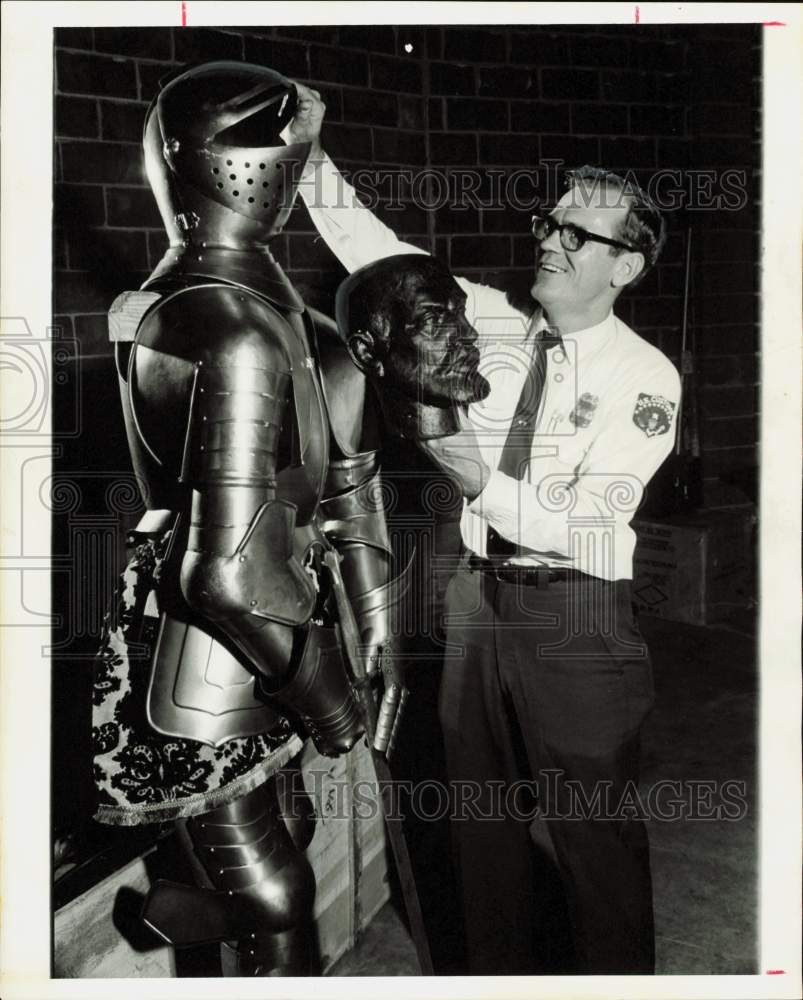 1972 Press Photo Customs Official Views Auction Items, Suit of Armor - hpa89493- Historic Images