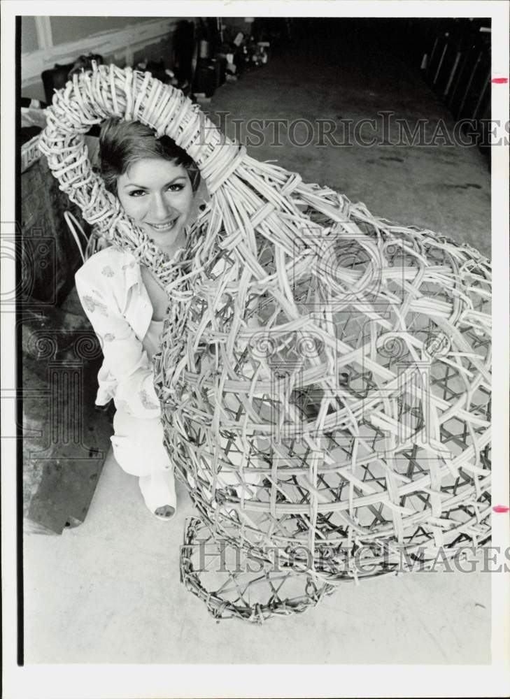 1975 Press Photo Bird Basket Displayed at U.S. Customs Auction - hpa89495- Historic Images