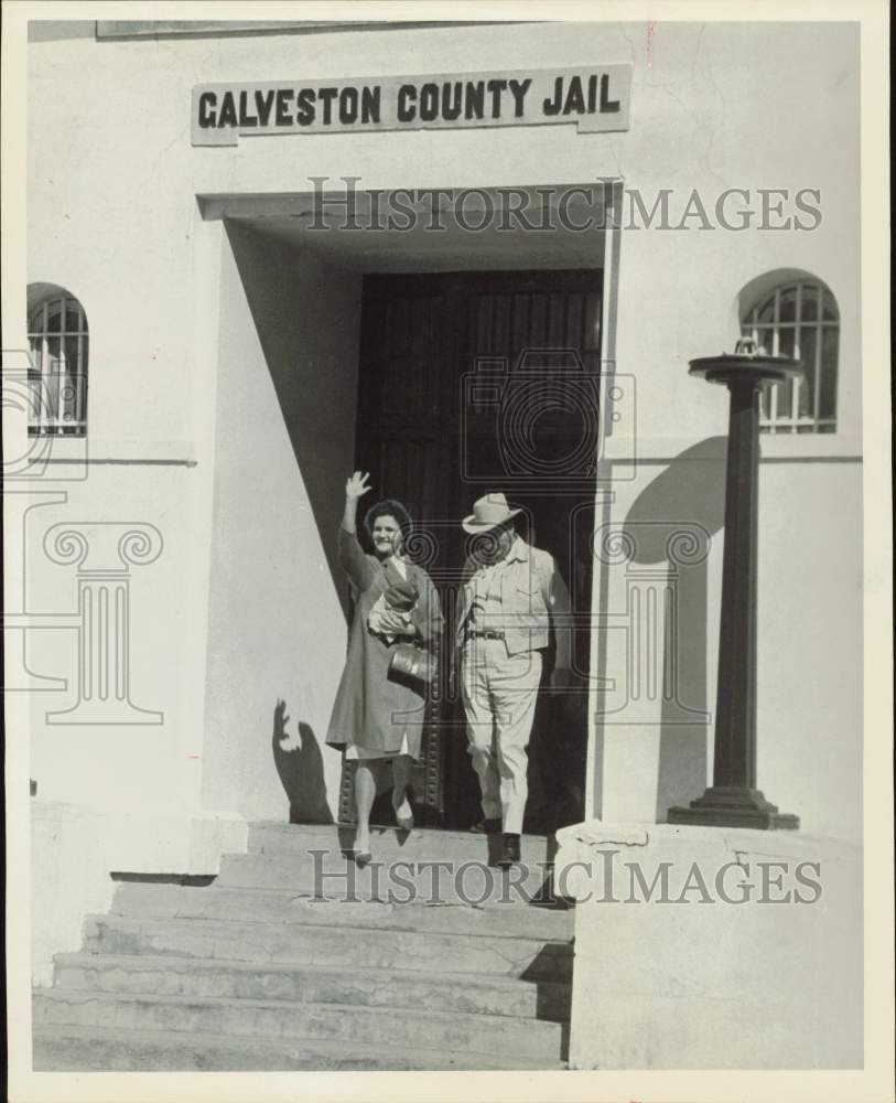 1963 Press Photo Barbara Sue Stevens Entering Galveston County Jail - hpa89679- Historic Images