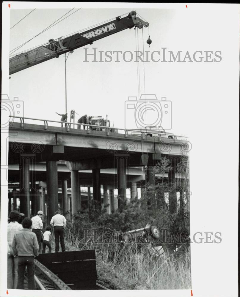 1979 Press Photo Truck Fallen from Interstate 45 in Houston Accident - hpa89718- Historic Images