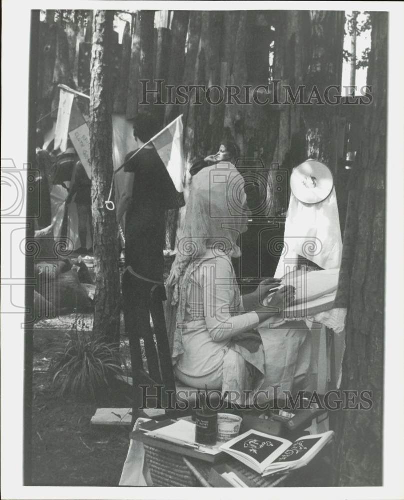 1976 Press Photo Artist at Texas Renaissance Festival - hpa89721- Historic Images