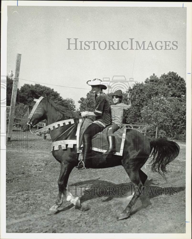 1976 Press Photo Maid Marian &amp; Robin Hood at Texas Renaissance Festival- Historic Images