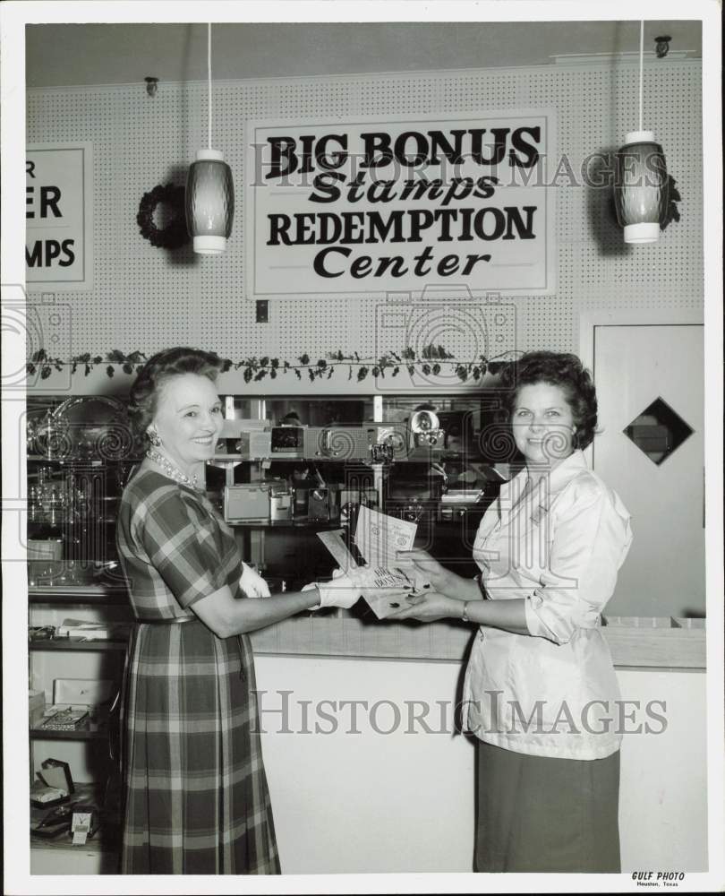 1962 Press Photo Manager &amp; Visitor at Big Bonus Redemption Center Opening- Historic Images