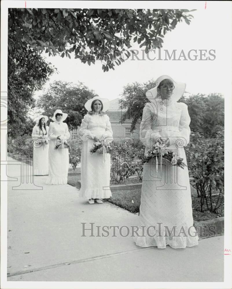 1973 Press Photo Wedding with Rose Garden, Sunshine and Gay &#39;90s Sun Hats- Historic Images