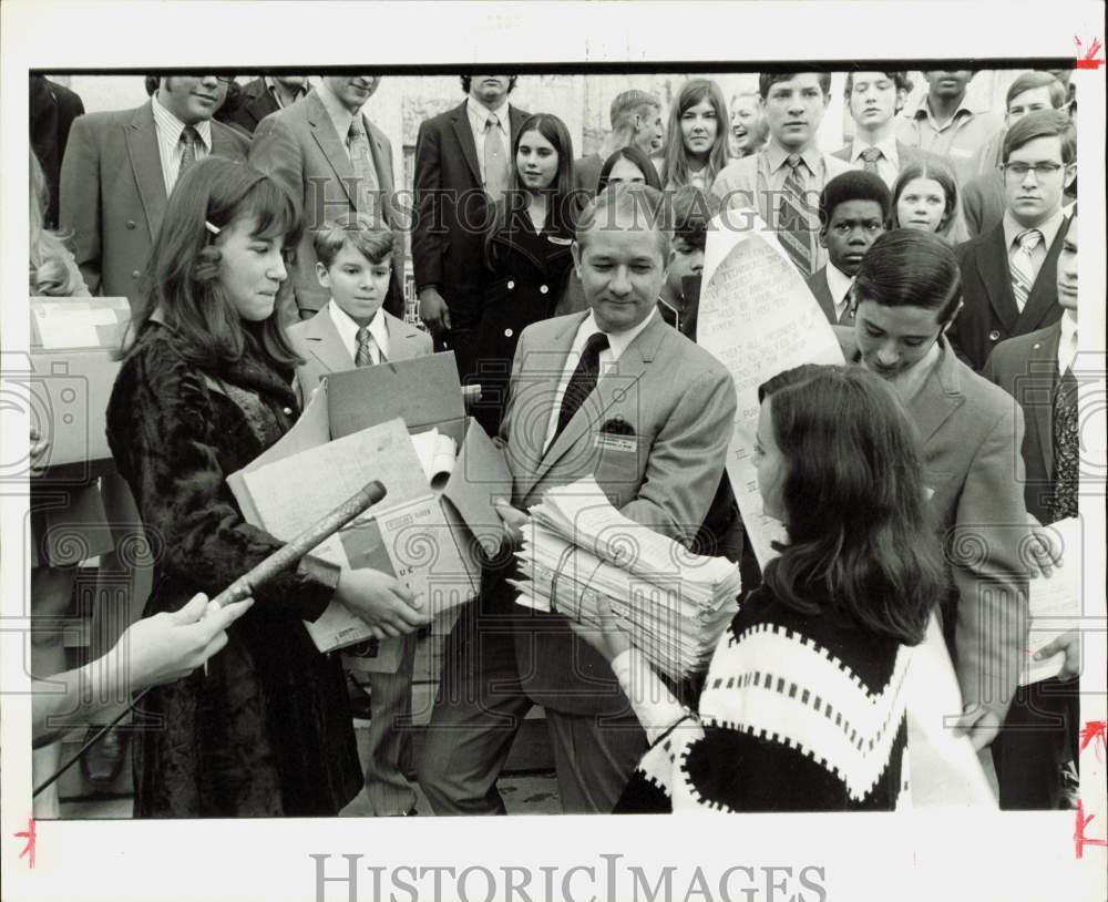 1971 Press Photo Houston Students Petition Larry McKaskle for Release of POWs- Historic Images