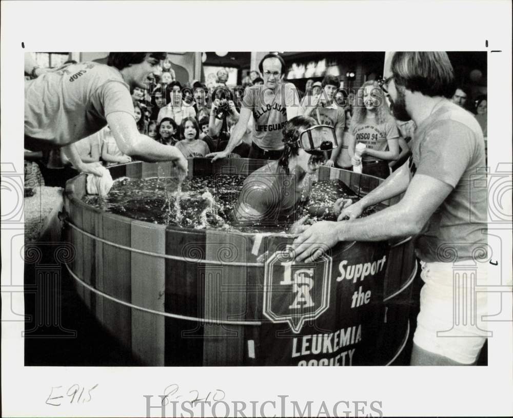 1979 Press Photo Jello-O Jump for Leukemia Society at Almeda Mall - hpa89900- Historic Images