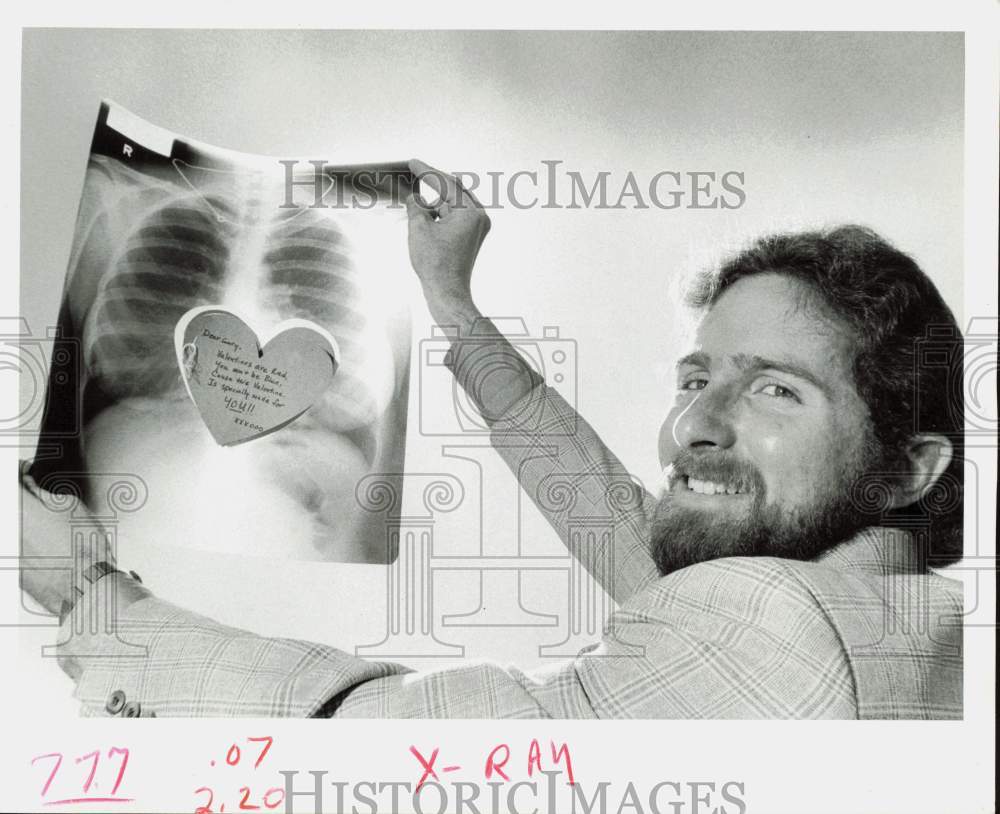 1978 Press Photo Gary Frankel Receives X-Ray Heart Valentine from Girlfriend- Historic Images