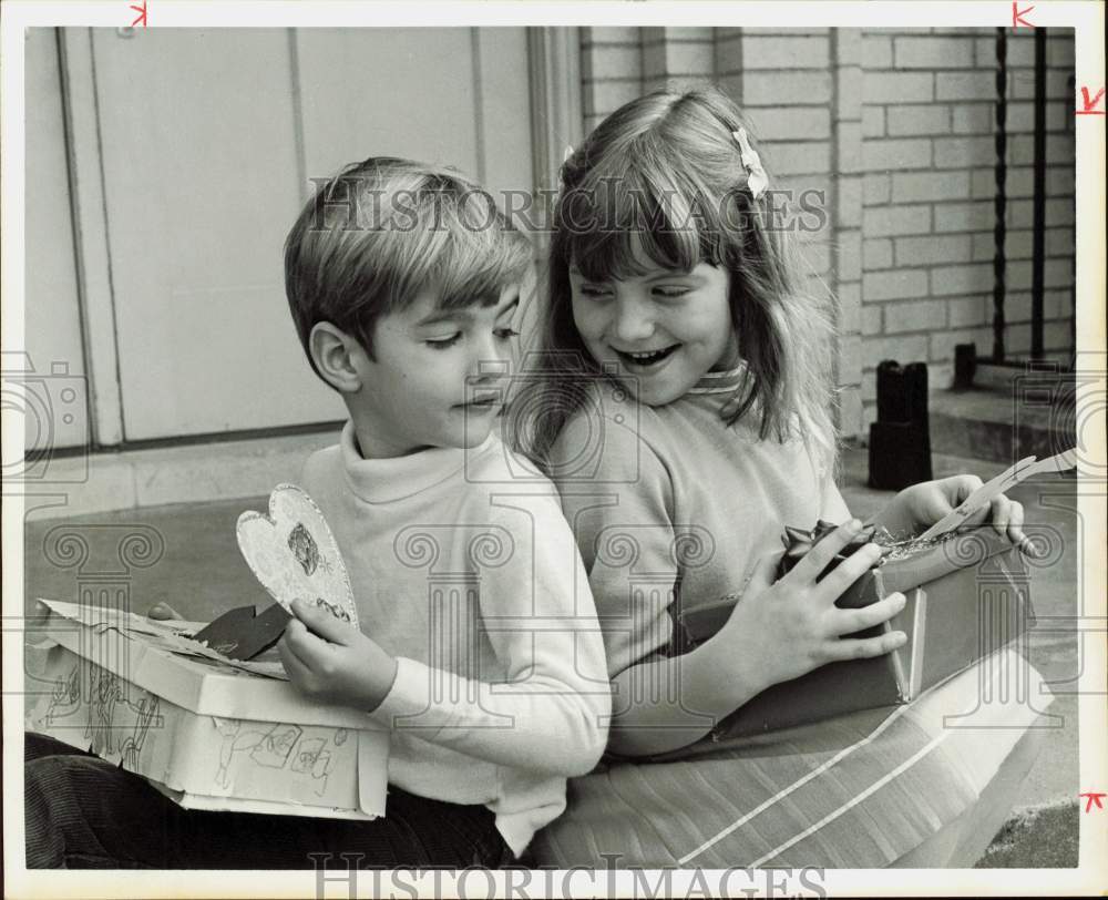 1970 Press Photo Kids Holding Valentine&#39;s Day Cards - hpa90096- Historic Images