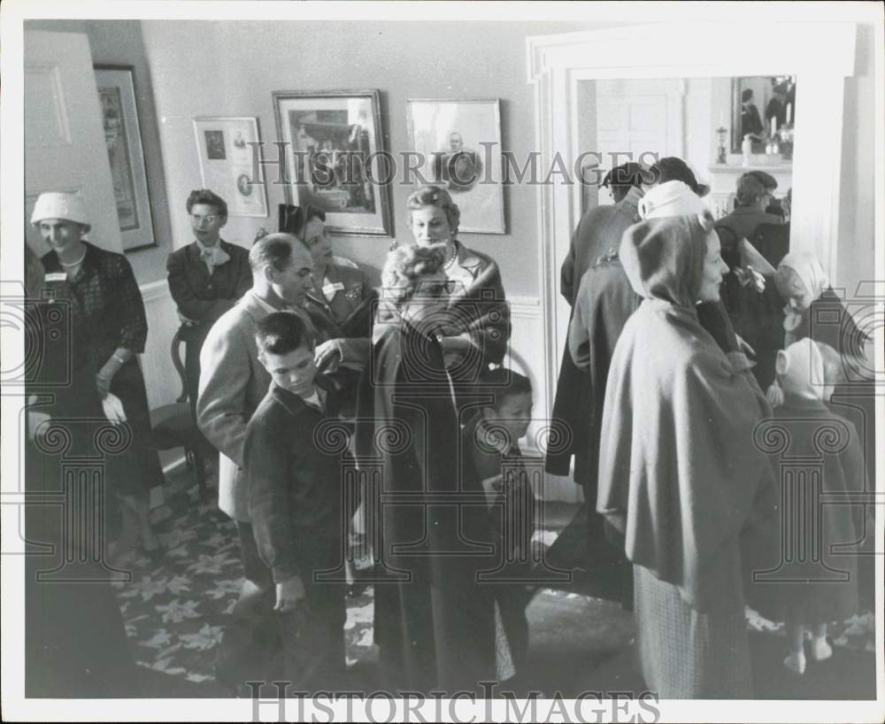 1961 Press Photo Guests at Varner-Hogg Plantation Event - hpa90126- Historic Images