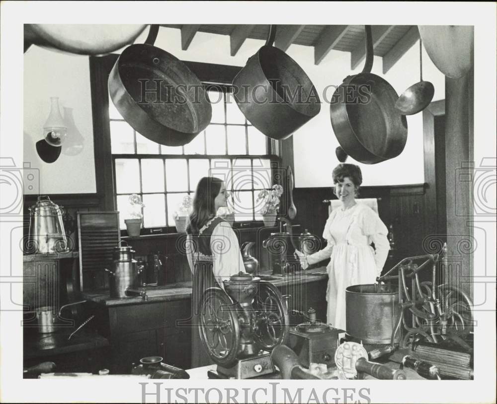 1972 Press Photo Varner-Hogg Plantation House Museum Employees - hpa90142- Historic Images