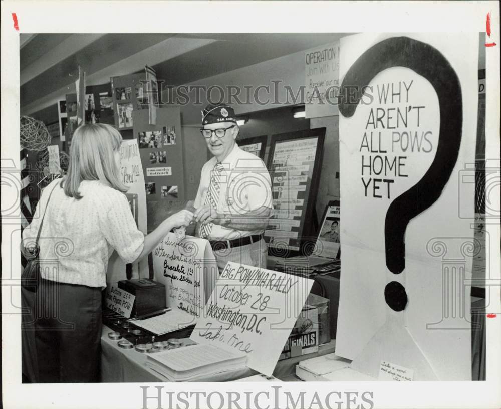 1979 Press Photo Worker &amp; Patron at American Legion Booth - hpa90179- Historic Images