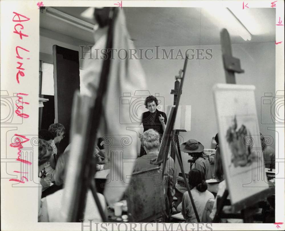 1973 Press Photo Artist-Teacher Jan Herring During Art Class in Houston- Historic Images