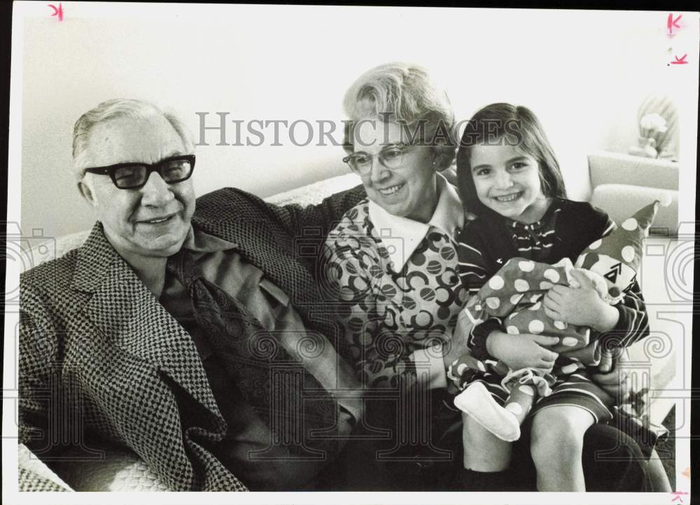 1972 Press Photo Thomas &quot;Yonnie&quot; Licavoli, Wife Zena &amp; Granddaughter Jackie- Historic Images