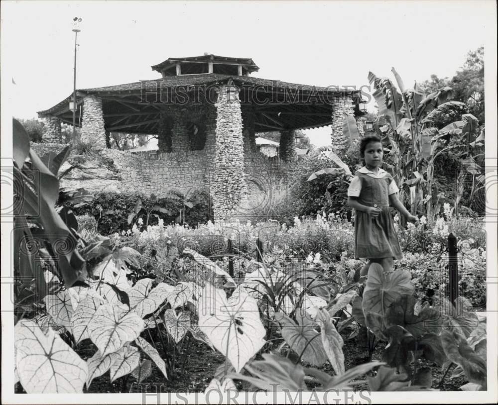 1965 Press Photo Youngster tours San Antonio, Texas&#39; Sunken Gardens. - hpa90826- Historic Images