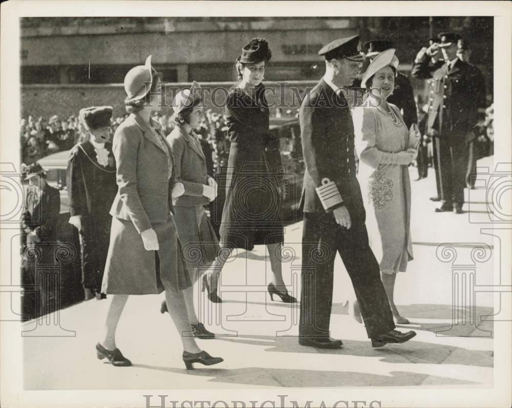 1955 Press Photo British Royal Family arrive at St. Paul&#39;s Cathedral in London.- Historic Images