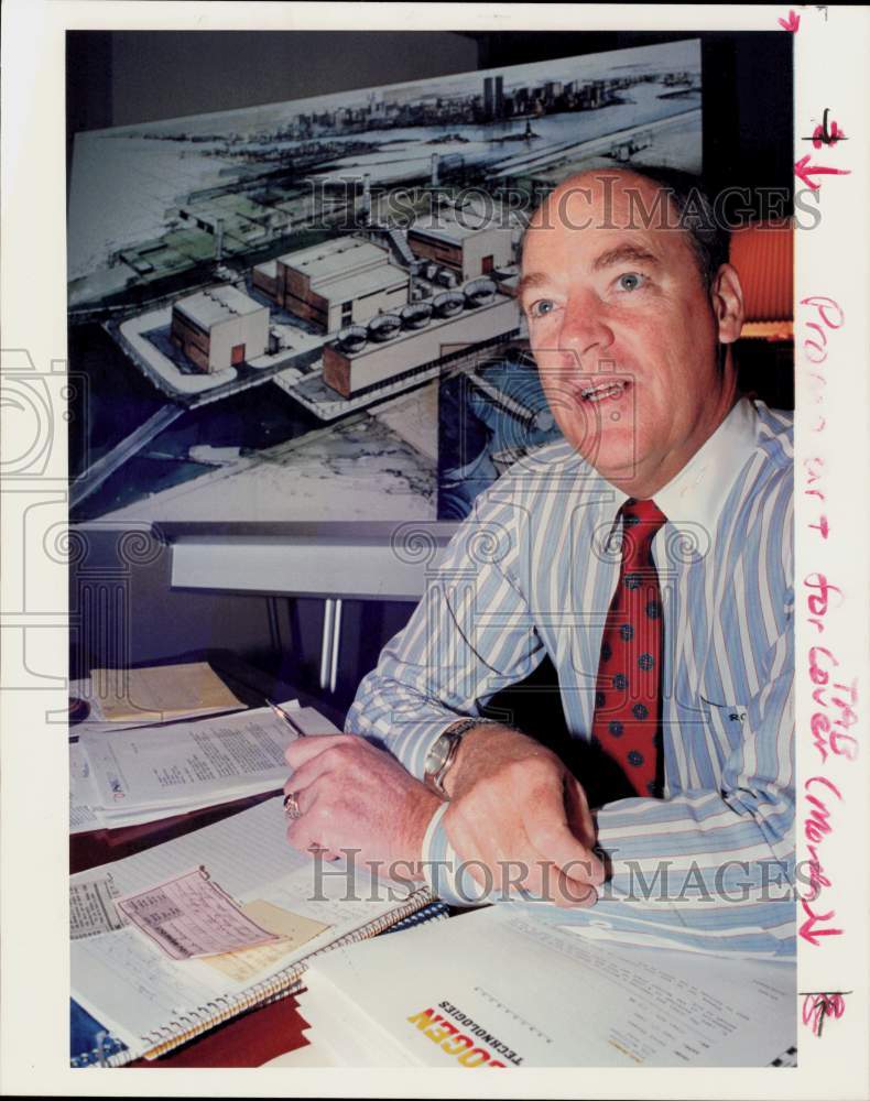 1989 Press Photo Robert &quot;Bob&quot; McNair, Cogen Technologies CEO, works at desk.- Historic Images