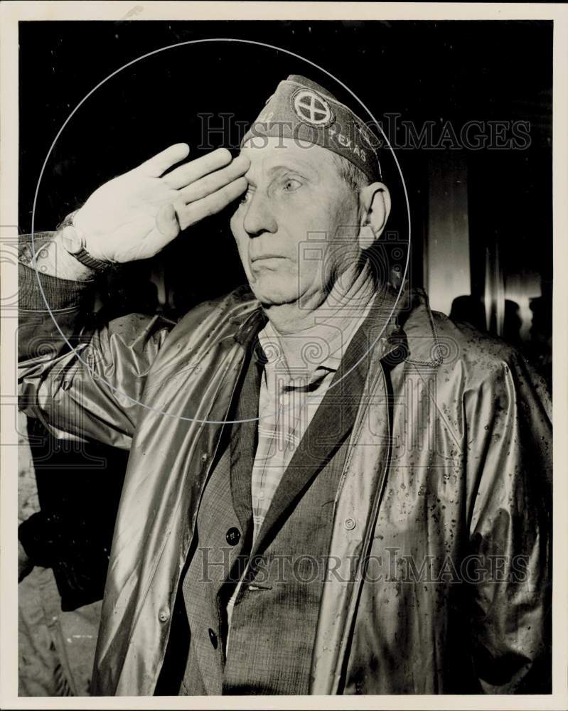 1967 Press Photo Charles Druce salutes veterans at Veterans Day rainy parade.- Historic Images