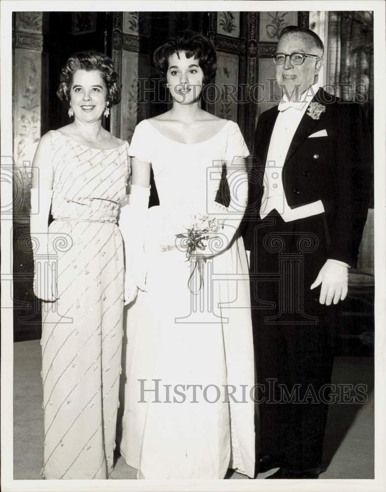 1961 Press Photo Debutante Margaret Flowers with parents at Houston Country Club- Historic Images