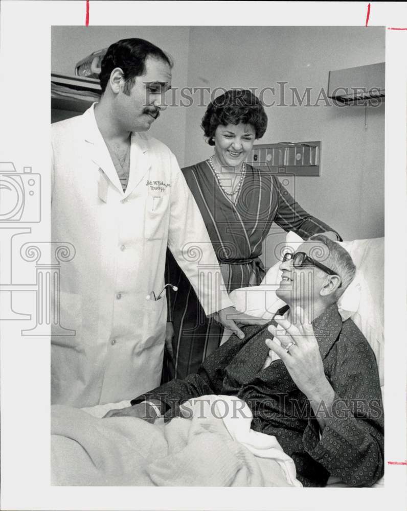 1983 Press Photo Dr. Stuart Flechner talks with Nancy and Gus Manuel.- Historic Images