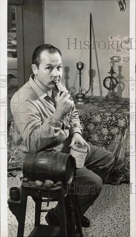 1959 Press Photo Judson Chambless smokes pipe at Jud&#39;s Pipe Shop. - hpa91655- Historic Images