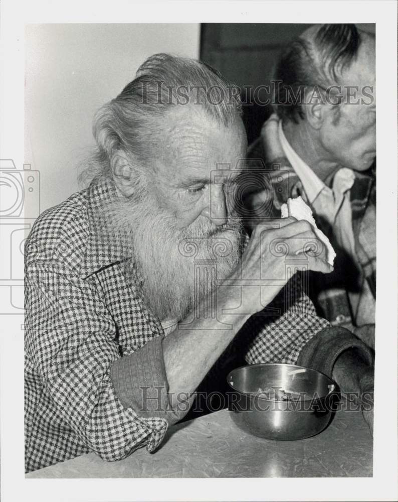 1982 Press Photo Men eating meal at Star of Hope Mission. - hpa91670- Historic Images