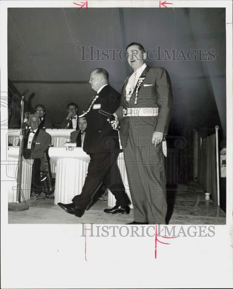 1959 Press Photo Warren Flemming who bought guitar and six-guns at auction.- Historic Images