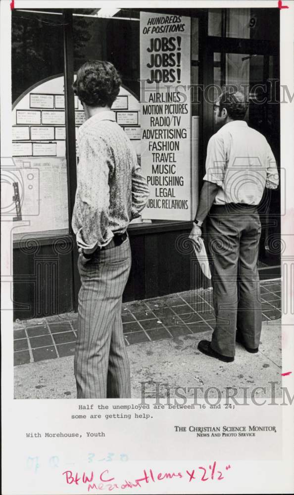 1978 Press Photo Young men read employment opportunity sign - hpa91767- Historic Images