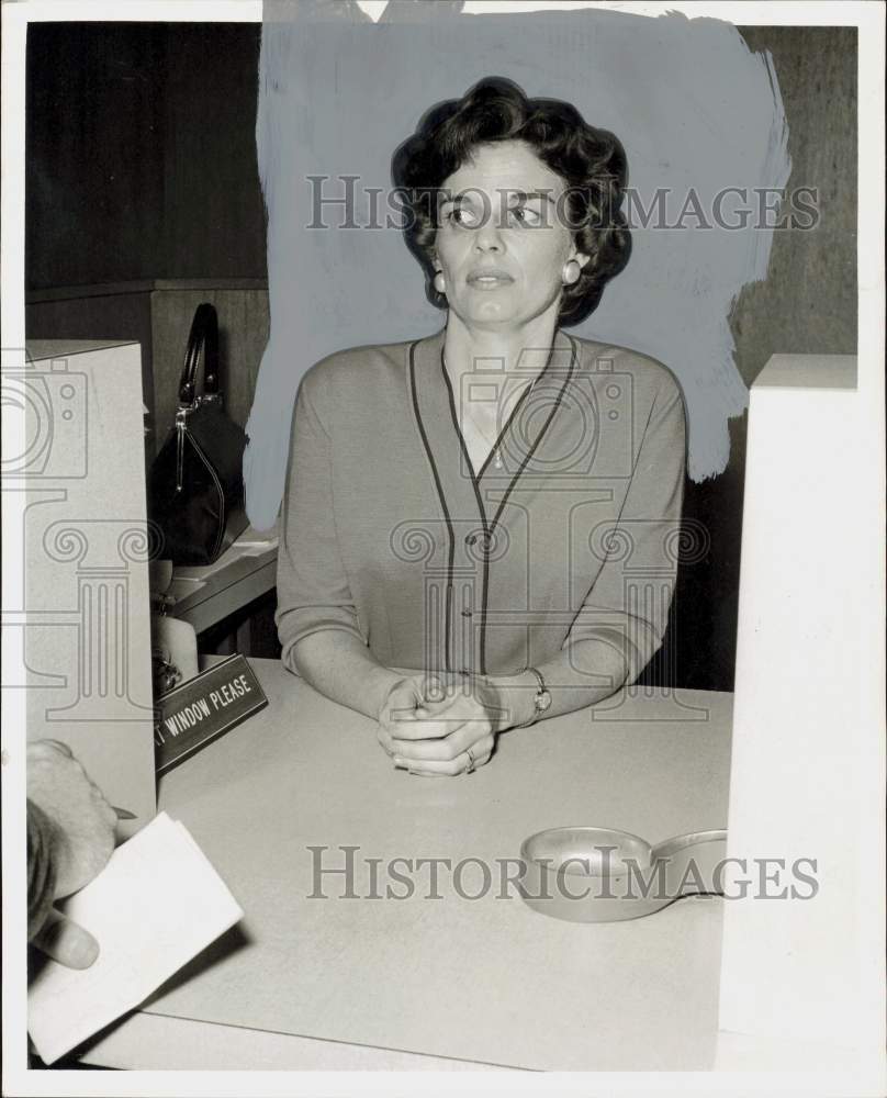 1967 Press Photo Mrs. Peter Fitzhugh, Westmont National Bank of Houston teller.- Historic Images