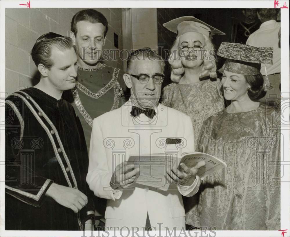 1966 Press Photo Director Dr. Merrills Lewis rehearses with &quot;Princess Ida&quot; cast.- Historic Images