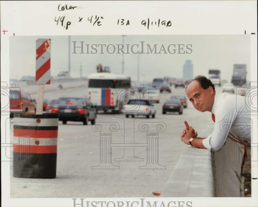 1990 Press Photo Traffic engineer Steven Levine looks over West Loop traffic, TX- Historic Images