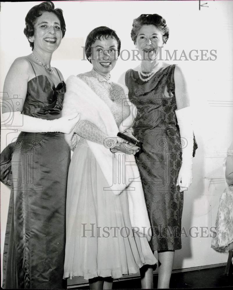 1958 Press Photo Mmes. Sidney Smiley, Cyril Coquenhem pose with Connie Haines- Historic Images