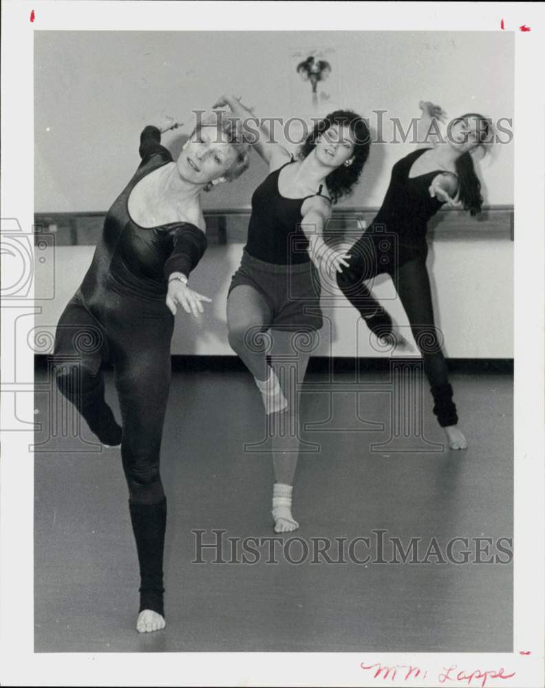 1982 Press Photo Mary Matha Lappe, Houston dance instructor with students.- Historic Images