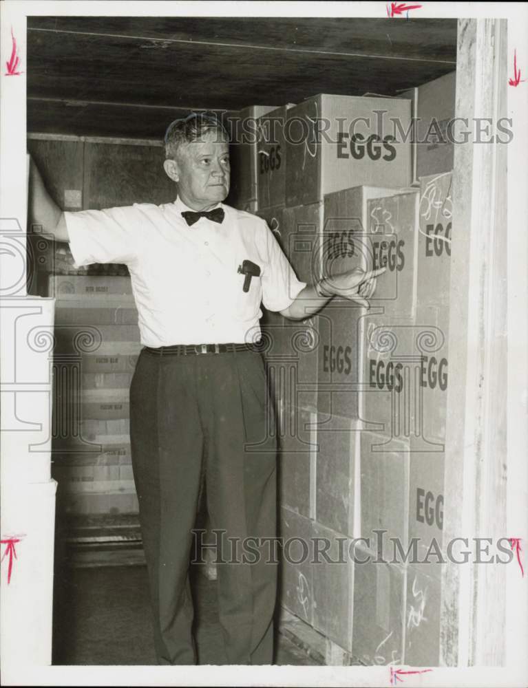 1963 Press Photo E.D. Francis, U Totem warehouse supervisor with egg products.- Historic Images