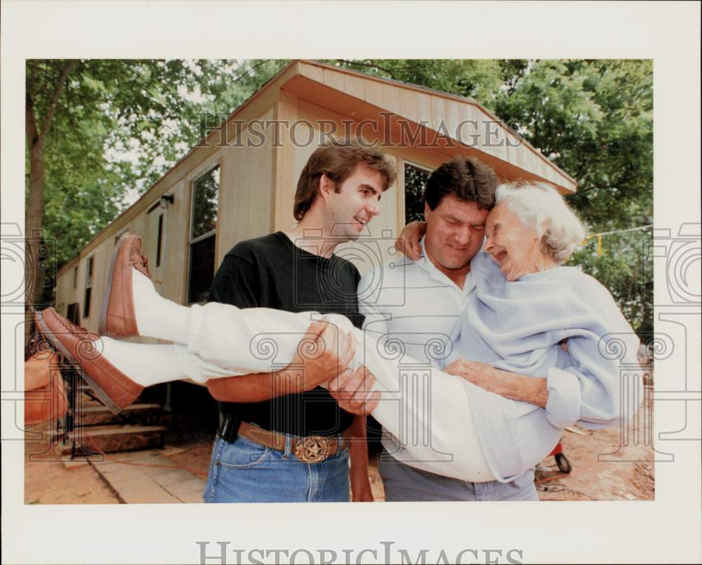 1992 Press Photo Houston Police officers sweep Ruby Peden off her feet.- Historic Images