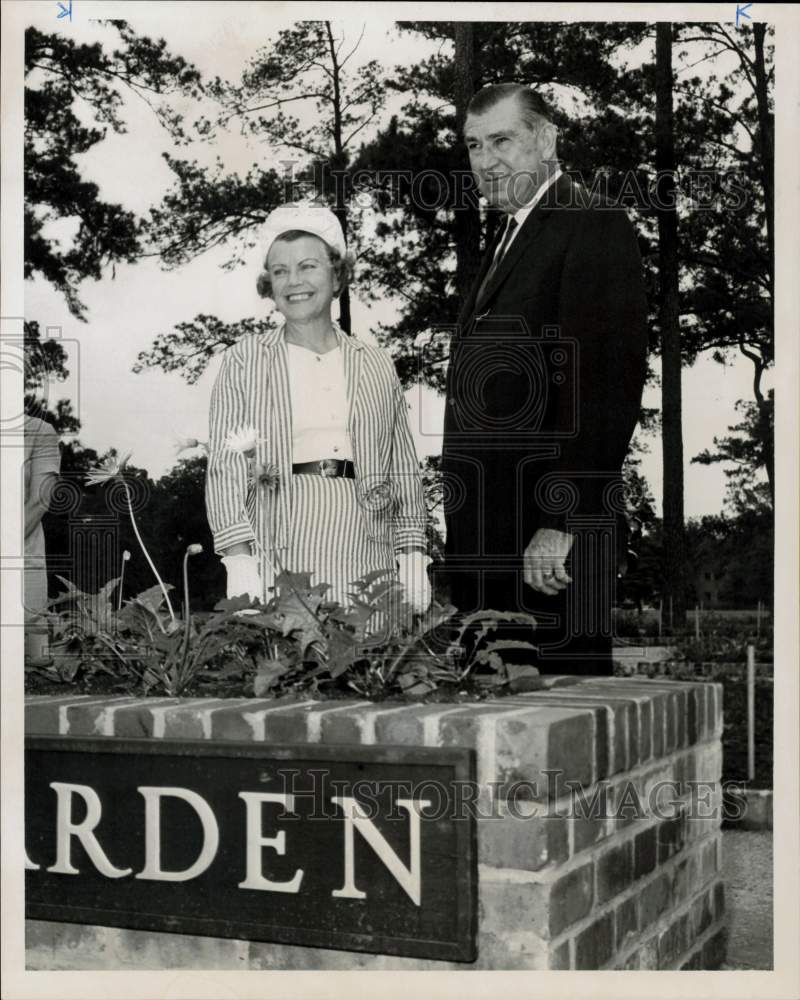 1965 Press Photo Mrs. M.A. Bradburn and Gus Haycock at Perennial Garden ceremony- Historic Images