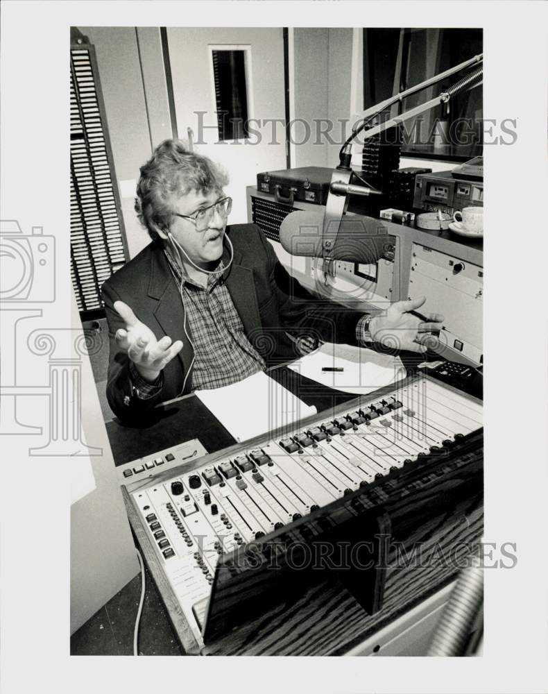 1984 Press Photo Disc Jockey Weaver Morrow shown in radio studio. - hpa94296- Historic Images