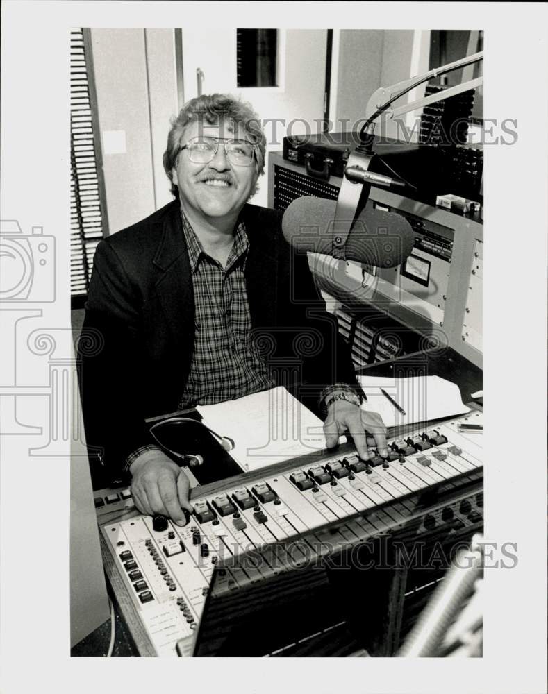 1984 Press Photo Weaver Morrow, DJ, works in radio studio. - hpa94297- Historic Images