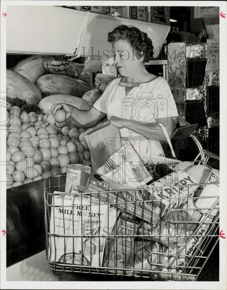 1961 Press Photo Christine L. Pounds grocery shopping - hpa94322- Historic Images