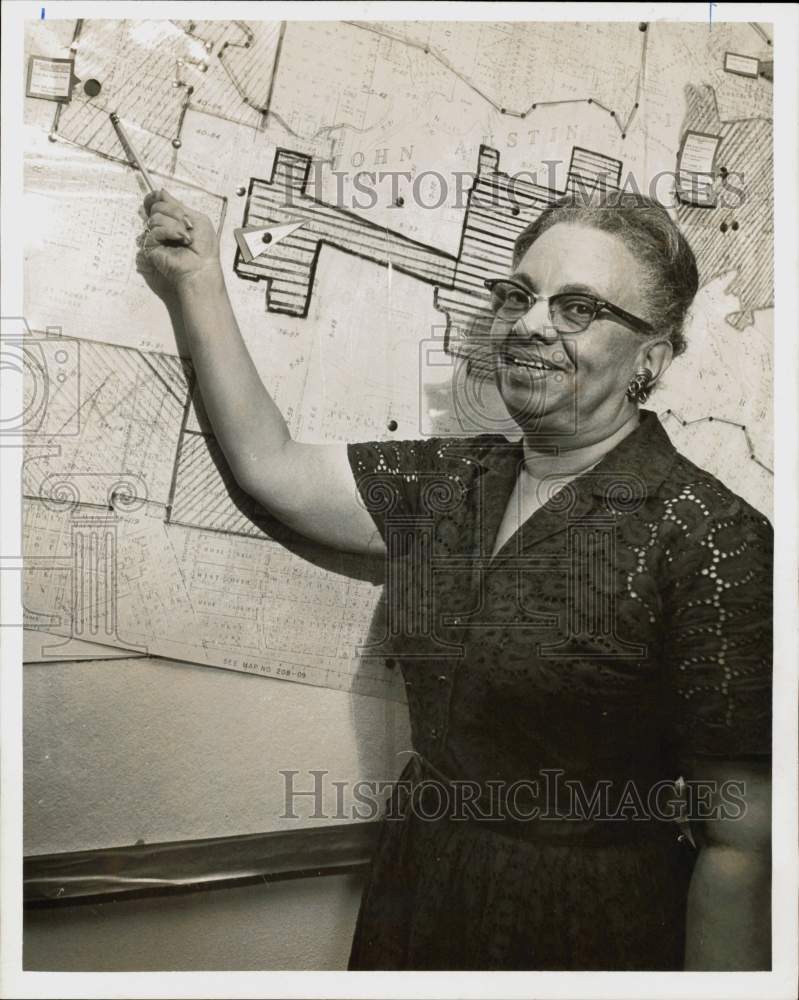 1965 Press Photo Annabel Sawyer points to Action for Youth area on map.- Historic Images