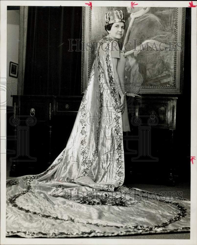 1968 Press Photo Royal robe worn by Mrs. Henry Seger - hpa94549- Historic Images