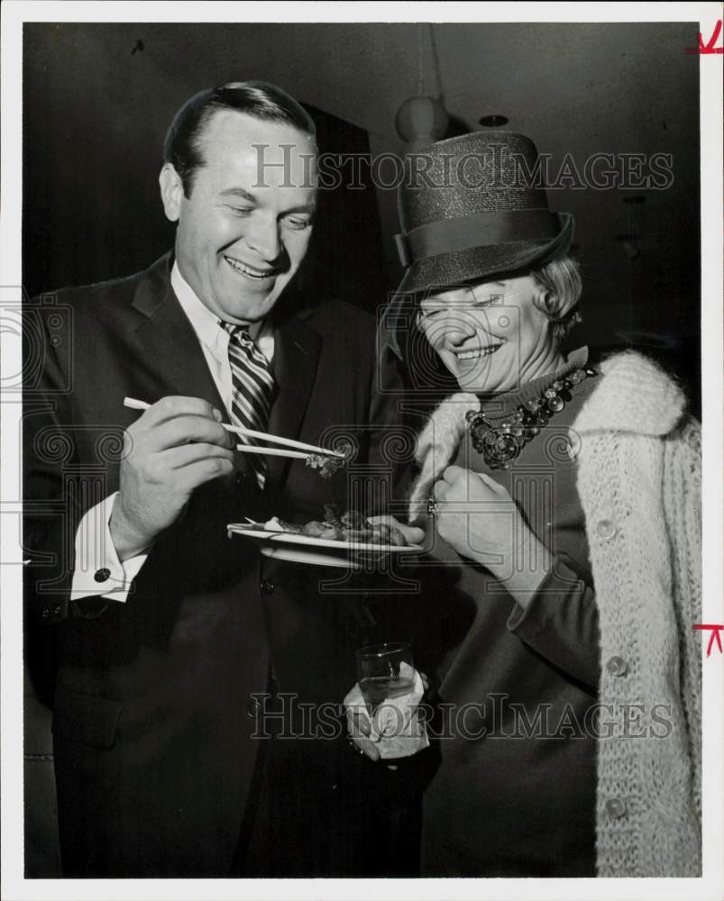 1967 Press Photo Stuart Purdy and Lynn Harrington at Rice Hotel cocktail party.- Historic Images