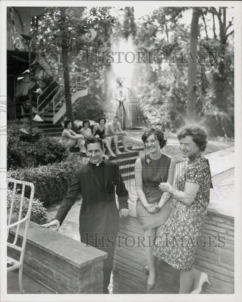 1964 Press Photo Reverend W.M. Young, Mary Stevens, Mrs. Ludwig Fabel at party.- Historic Images