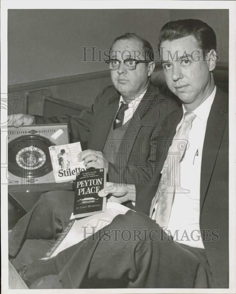 1961 Press Photo Oral Shockey and Elmer White hold &#39;Peyton Place&#39; and &#39;Stiletto&#39;- Historic Images