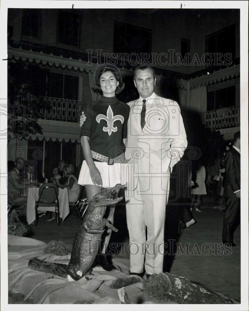 1967 Press Photo Gerald Sill and Jackie Pike attend Warwick Club&#39;s Cajun Party.- Historic Images