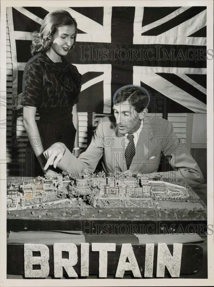 1956 Press Photo John Richmond and Barbara Murry view Windsor Castle model.- Historic Images