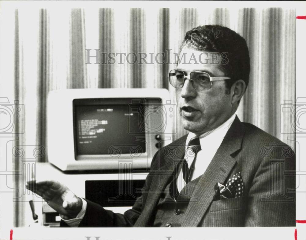 1984 Press Photo Joseph Duncan, Dun &amp; Bradstreet economist and statistician.- Historic Images