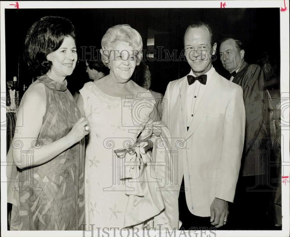 1967 Press Photo Mrs. Albert Thomas, the Robert Herrings at Abercrombie Dinner- Historic Images