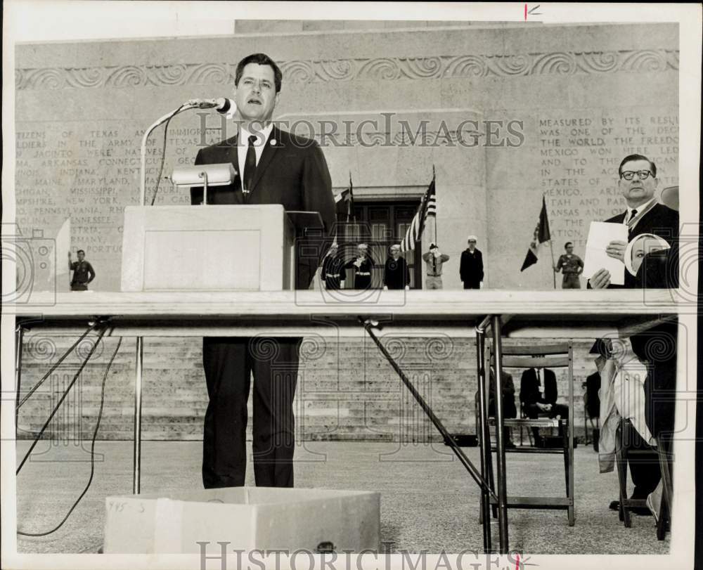 1966 Press Photo John Hill, Texas Secretary of State speaks at Battleground- Historic Images